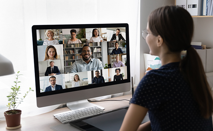 Une femme regardant un webinaire sur un ordinateur de bureau