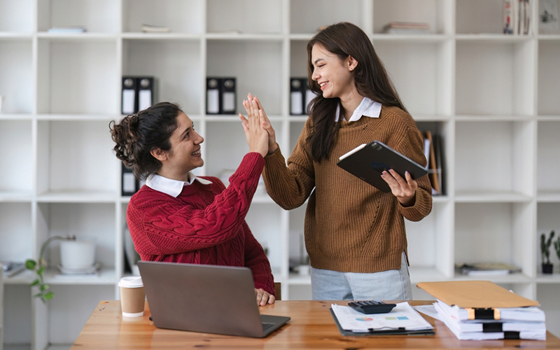 Deux femmes se donnant un "high-five"