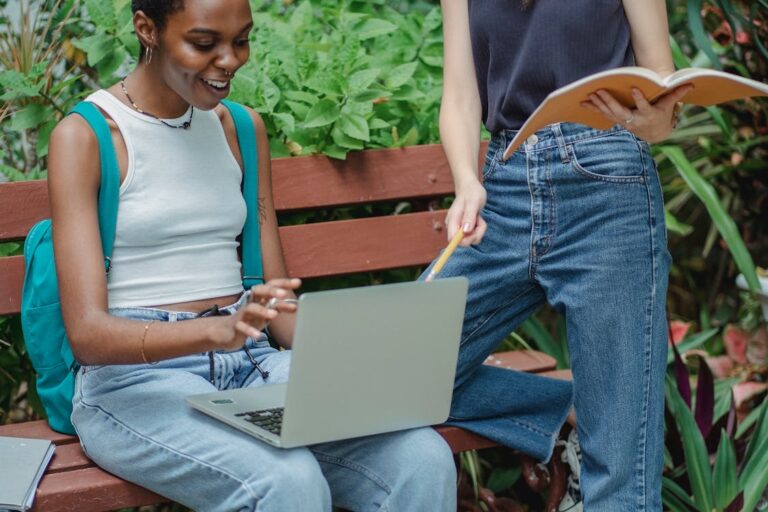 Une femme sur un banc regardant son ordinateur portable